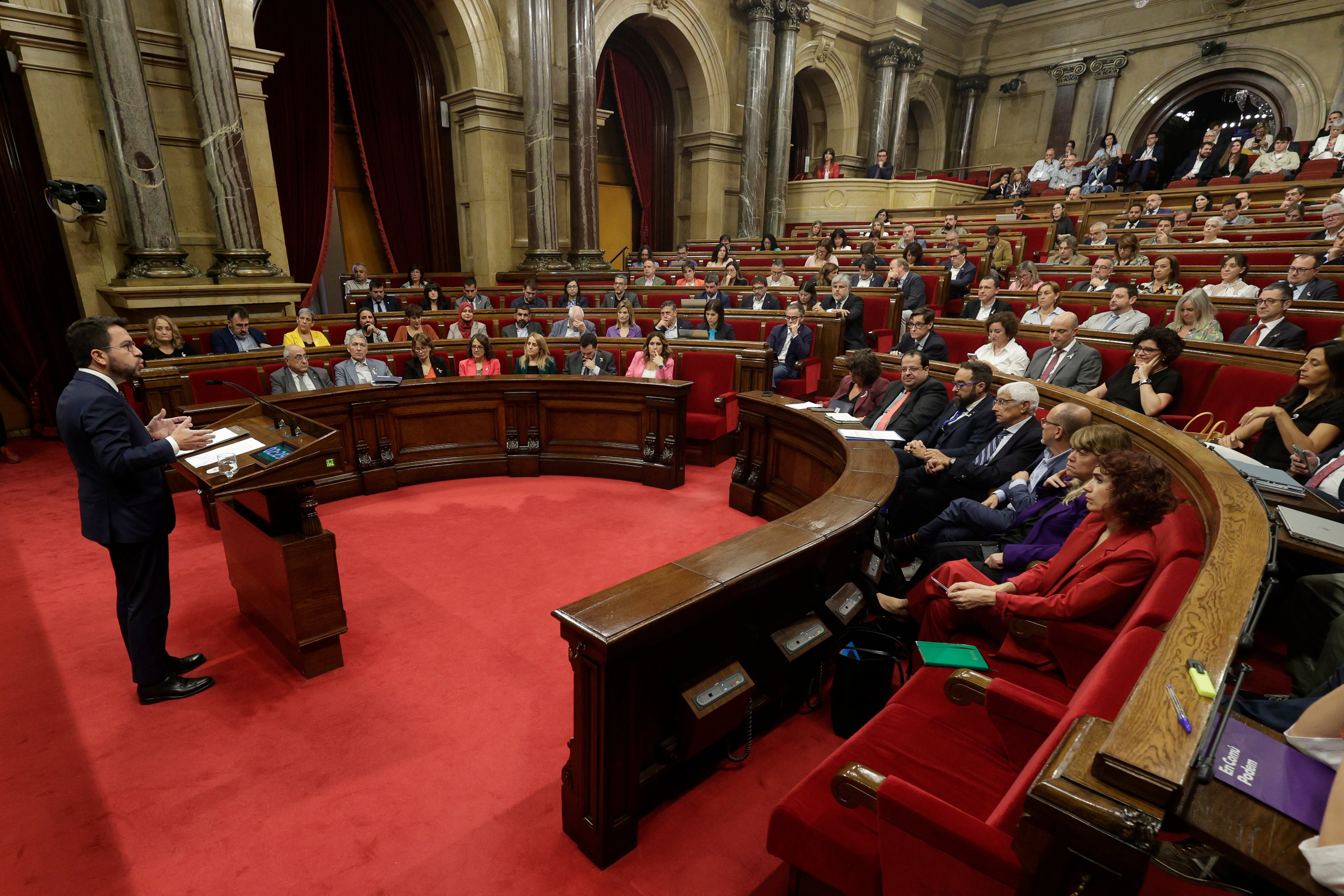 El presidente de la Generalitat, Pere Aragonès, durante su comparecencia hoy ante el pleno del Parlament para dar cuenta de la remodelación del Govern tras la salida de JxCat