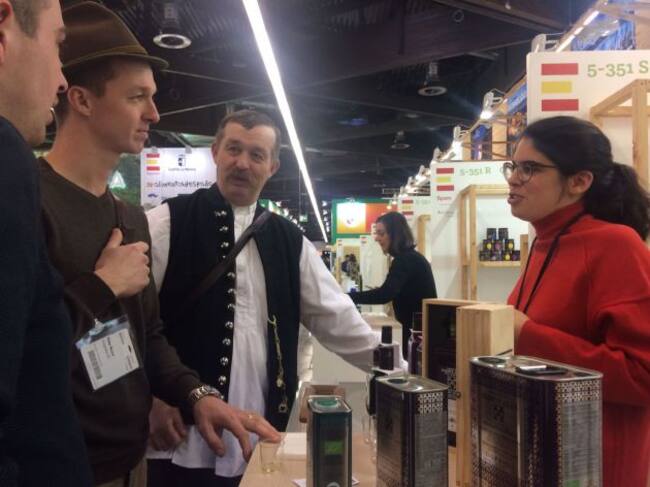 Responsables de "Suerte Alta" explican a los visitantes las características del aceite de oliva virgen extra que producen y de su almazara bioclimática