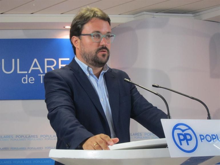 Podemos y Ciudadanos exigen al PP una decisión por el falso título de Antona