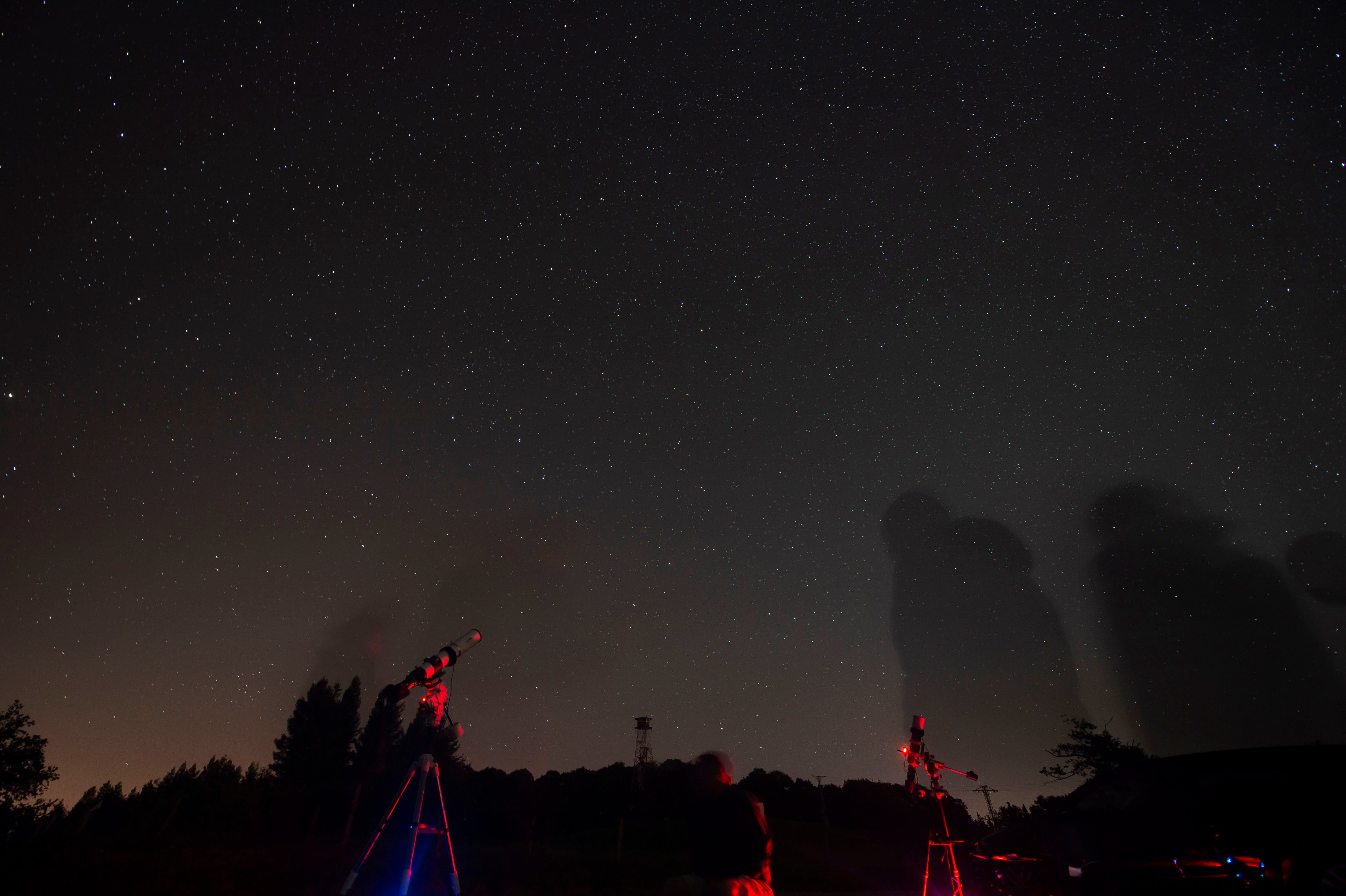 Varias personas observan las estrellas durante las Perseidas, anoche en la localidad cántabra de La Hayuela.