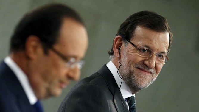 El presidente del Gobierno, Mariano Rajoy, y el presidente francés, François Hollande, durante la rueda de prensa que han ofrecido tras la XXIII Cumbre Hispano-Francesa que se ha celebrado en el Palacio de La Moncloa, en Madrid.