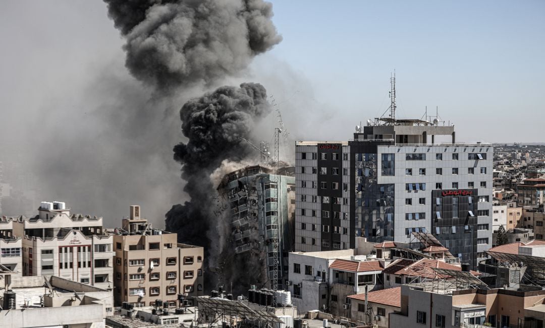 La explosión que ha derrumbado el edificio de Al Jazeera y AP.