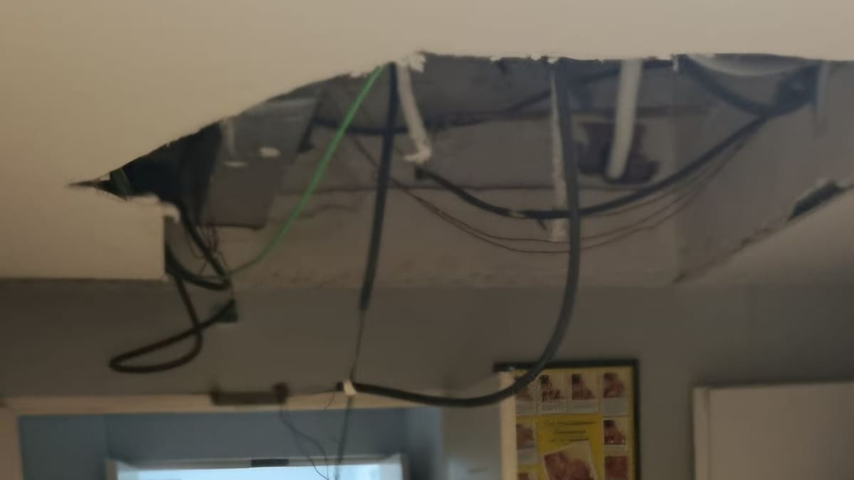 Nuevo desprendimiento de un falso techo en el hospital de Ávila