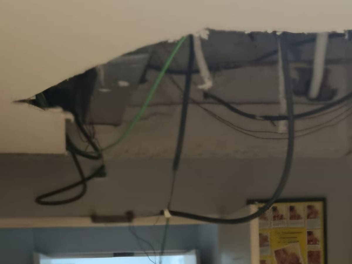 Nuevo desprendimiento de un falso techo en el hospital de Ávila