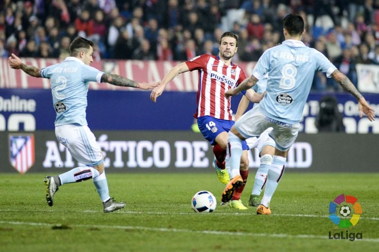 Hugo Mallo y el Tucu en un lance del partido ante el Atlético de Madrid