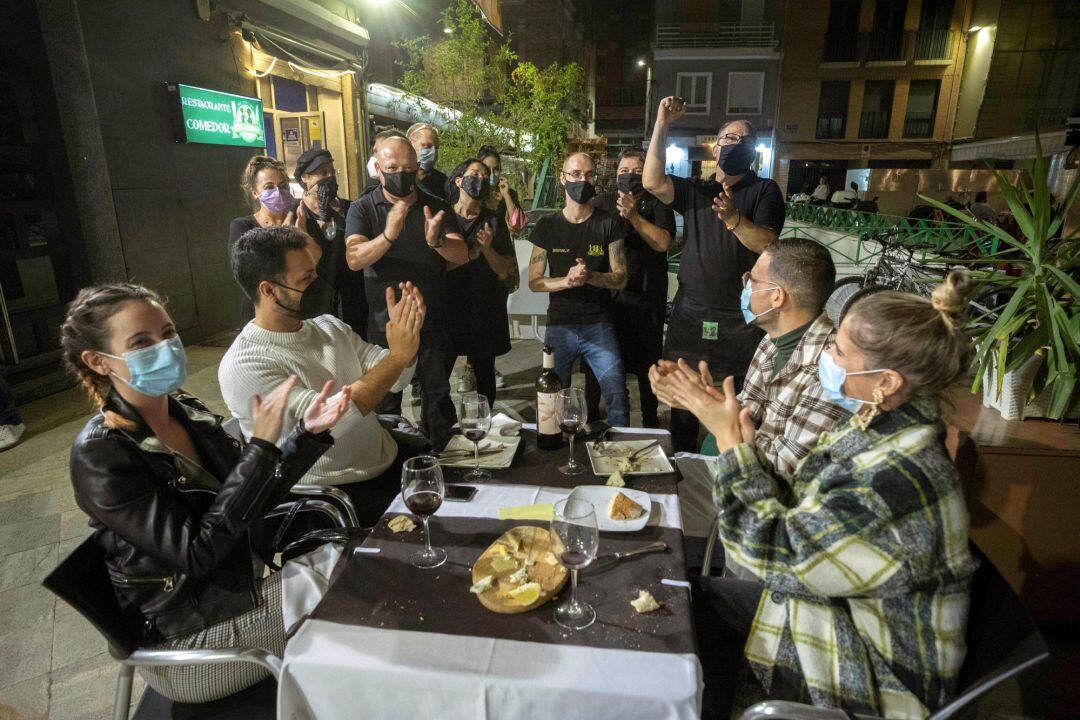 Camareros y cocineros de un restaurante de Murcia ha participado esta noche en el aplauso que los trabajadores de la hostelería de Murcia este viernes, momentos antes del cierre. A partir de mañana sábado entra en vigor la orden de la Comunidad de Murcia que obliga a los bares y restaurantes a cerrar durante quince días para frenar los contagios del COVID-19