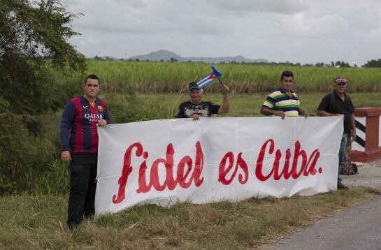 Cubanos a la espera de la caravana con los restos de Fidel