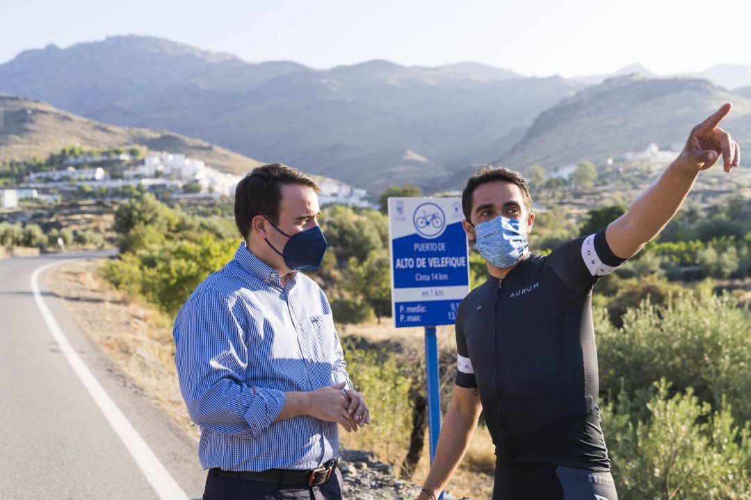 Contador señala el camino e la Vuelta Ciclista a España en Almería.