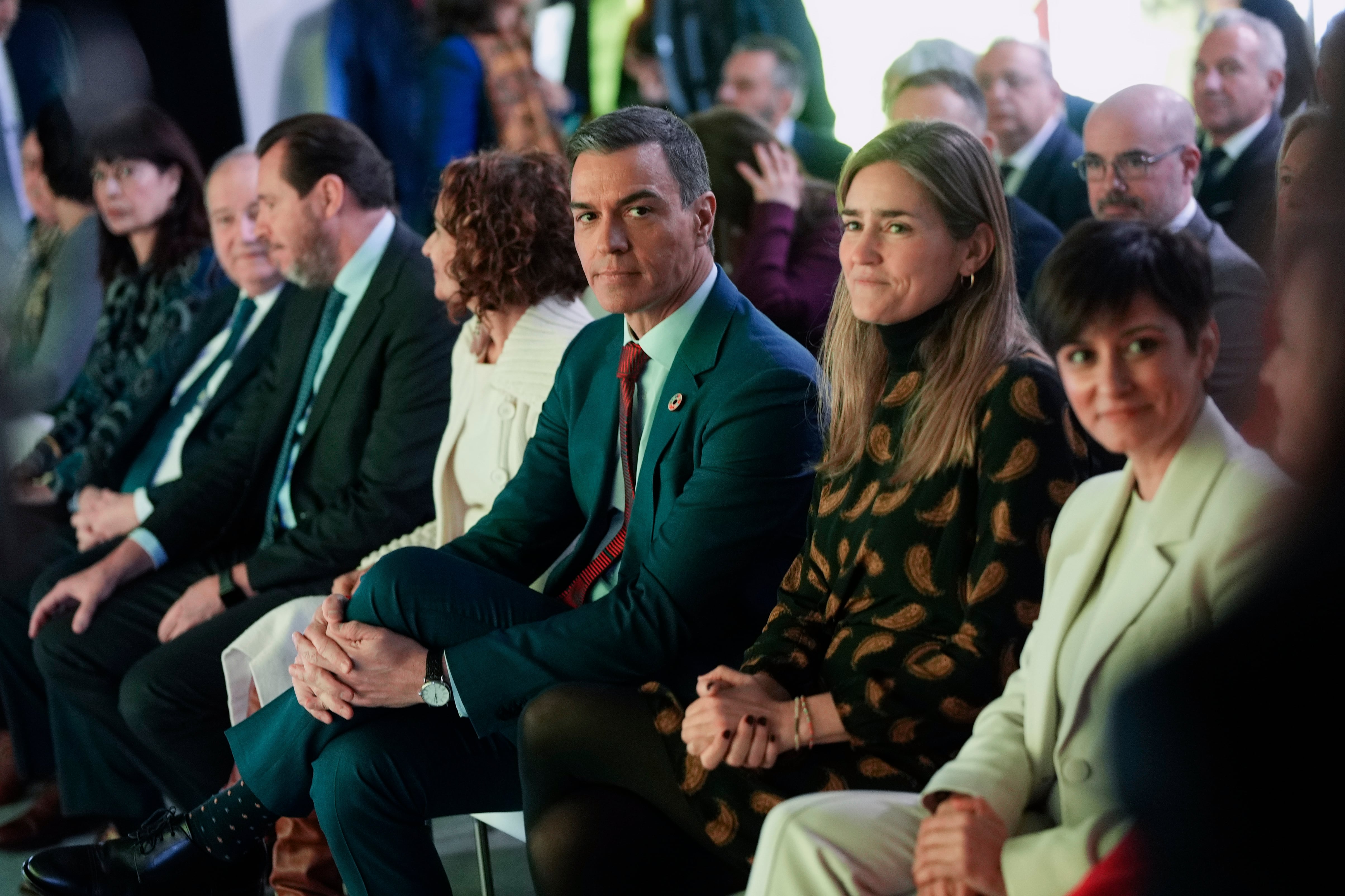 El presidente del Gobierno, Pedro Sánchez (3d), durante la clausura el foro &#039;Vivienda: quinto pilar del Estado del bienestar&#039;, este lunes en Madrid.