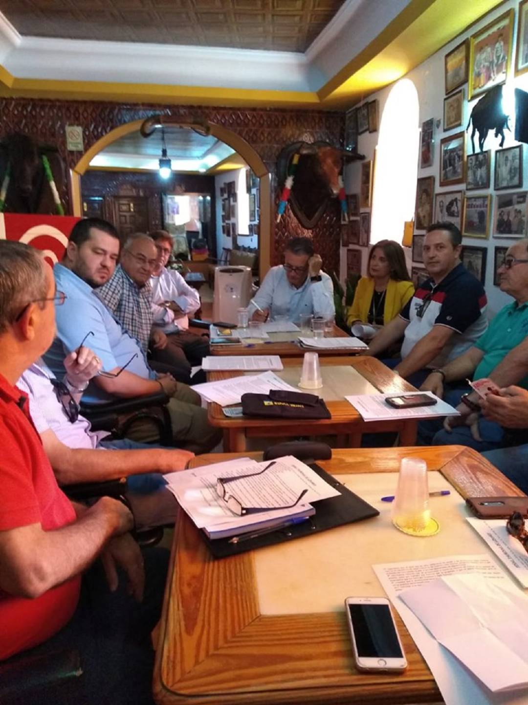 Representantes de las peñas taurinas reunidos con el equipo de gobierno. 