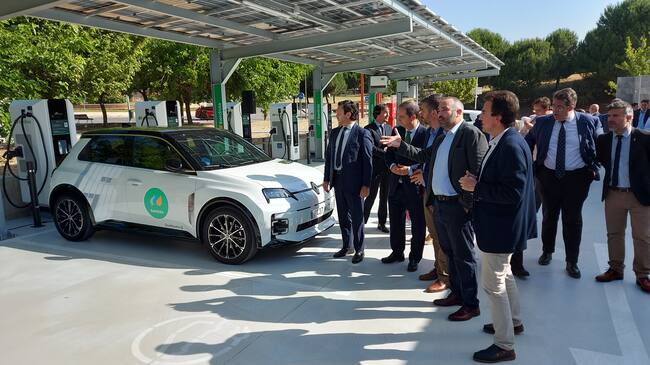Las autoridades regionales y locales inauguran la electrolinera de Leganés