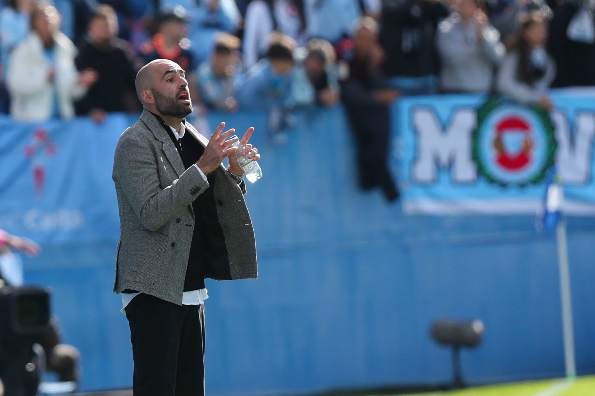 MADRID, 27/10/2024.- El entrenador del Celta de Vigo Claudio Giráldez durante el encuentro ante el Celta de Vigo que disputan este domingo en el estadio Municipal Butarque, correspondiente a la jornada 11 de LaLiga. EFE/ Kiko Huesca
