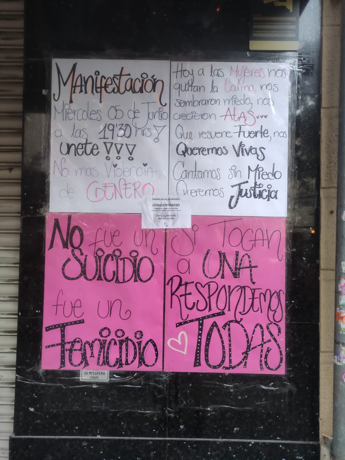 Carteles de solidaridad con la mujer fallecida