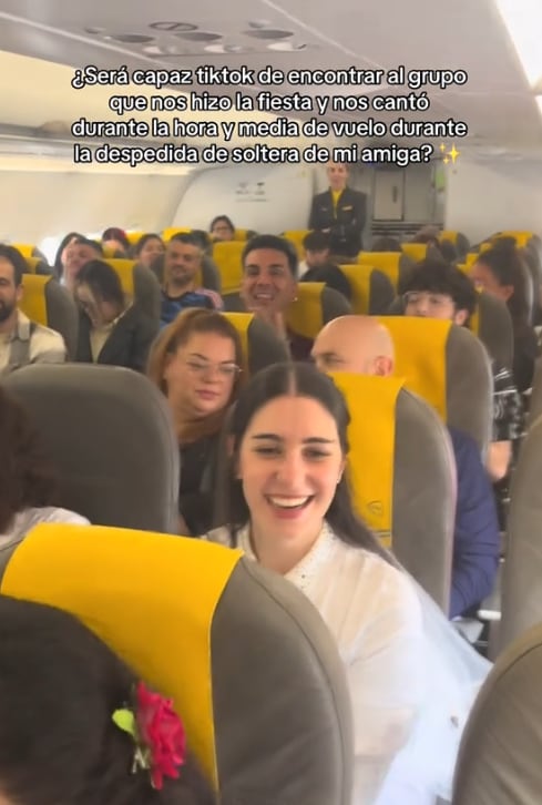Una novia menorquina de despedida de soltera se vuelve fenómeno viral en un vuelo a Sevilla