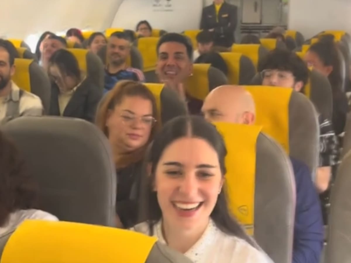Una novia menorquina de despedida de soltera se vuelve fenómeno viral en un vuelo a Sevilla gracias al bailaor jerezano Juan Tomás de la Molía