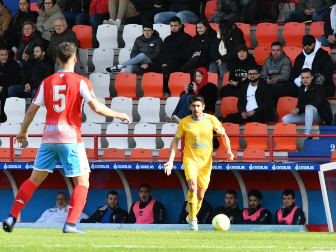 Jimmy, con el balón, en el partido disputado en el Anxo Carro