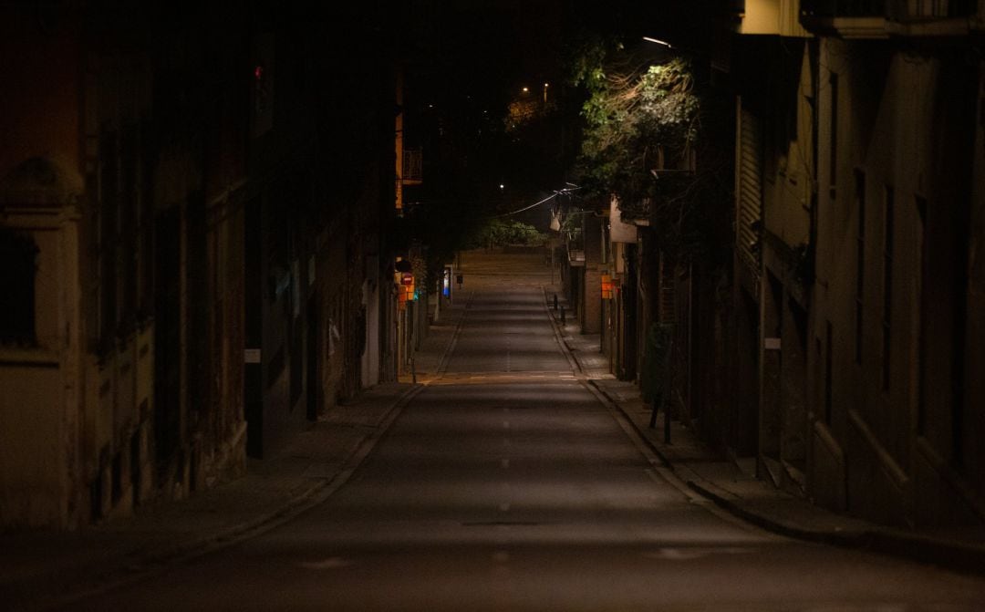 Una calle de Barcelona vacía al inicio del toque de queda.