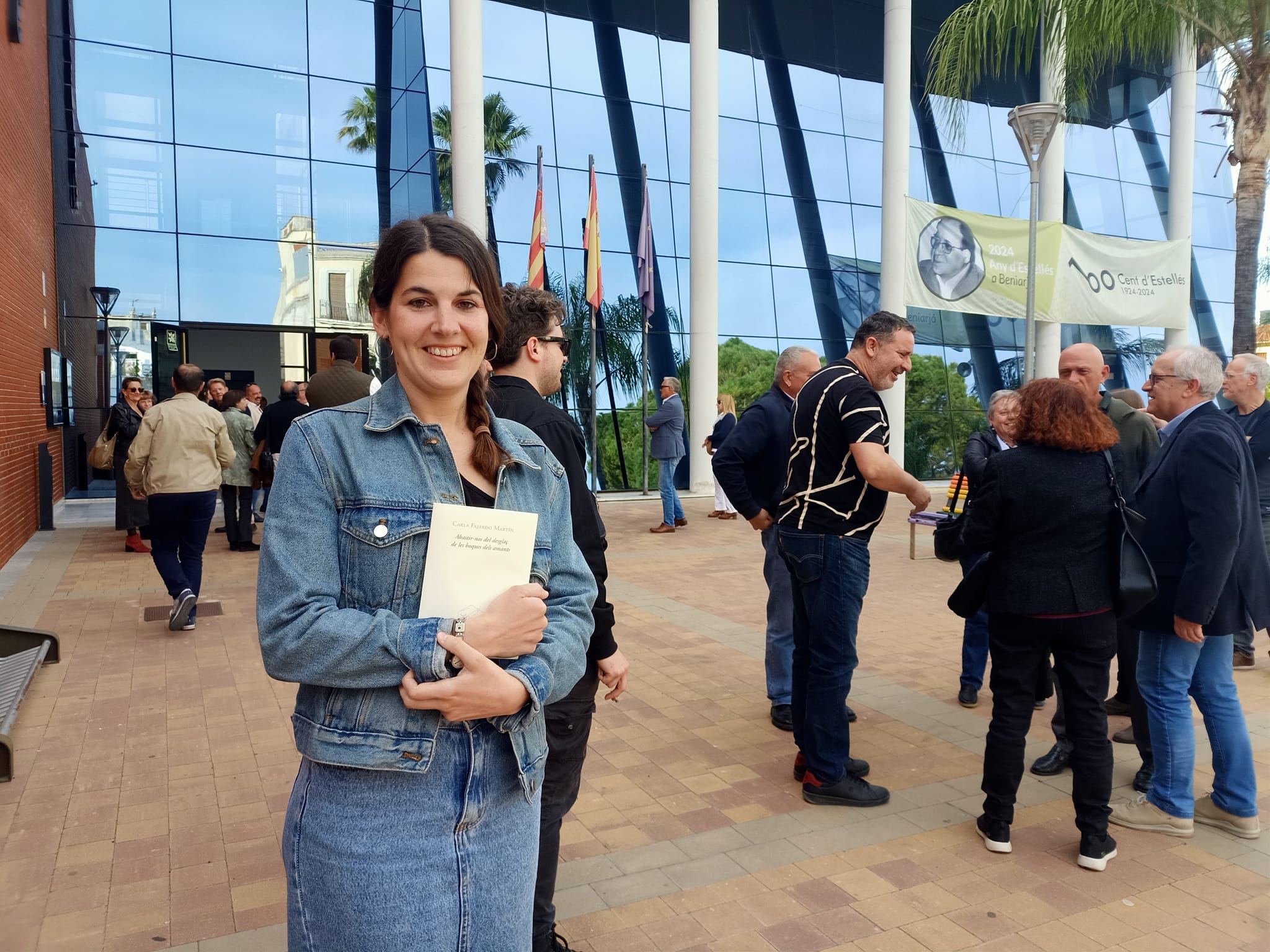 Carla Fajardo al recibir su premio en Beniarjó.