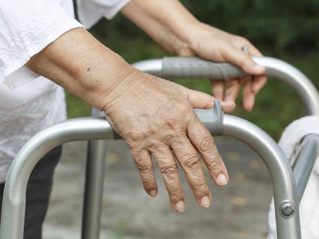 Foto de archivo de una persona mayor con un andador.