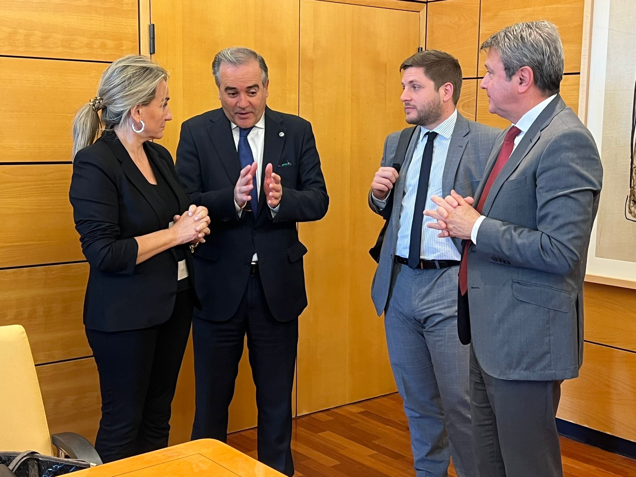 Imagen de la reunión para hablar sobre el AVE en Talavera