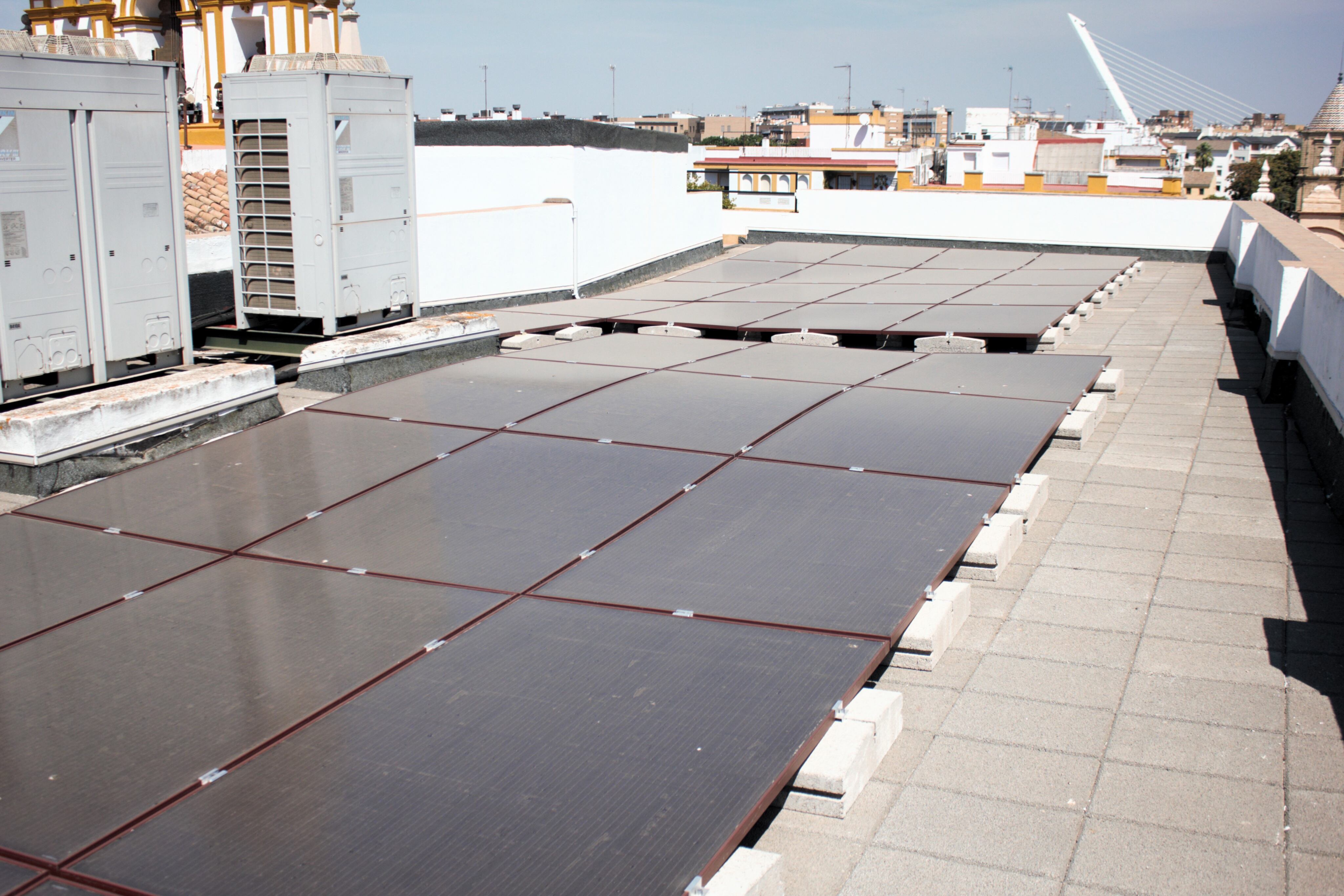 Instalación de módulos fotovoltaicos en la Hermandad de La Macarena