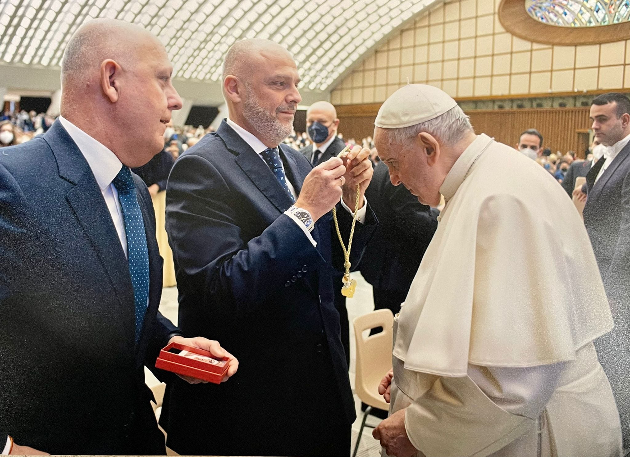 El hermano mayor de la Esperanza de Triana, Sergio Sopeña, impone su medalla al Papa Francisco