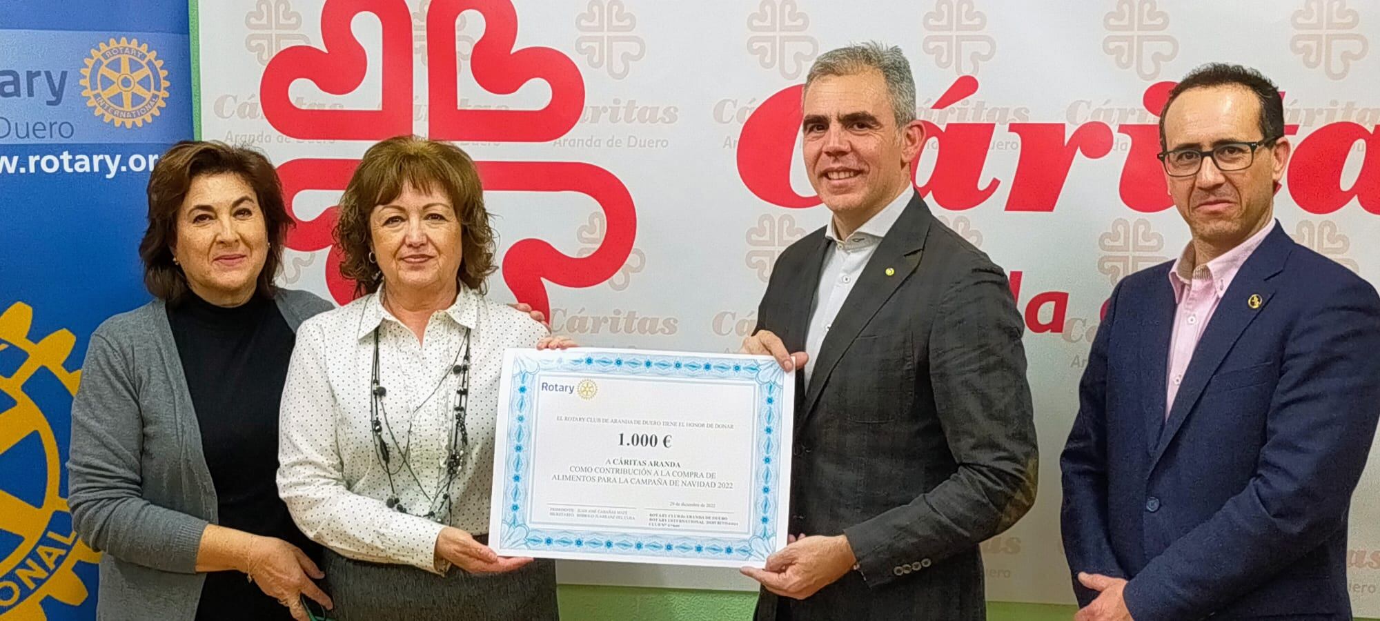 El presidente y el secretario del Club Rotario de Aranda hicieron entrega del cheque de 1.000 euros a las responsables de Cáritas en la localidad arandina