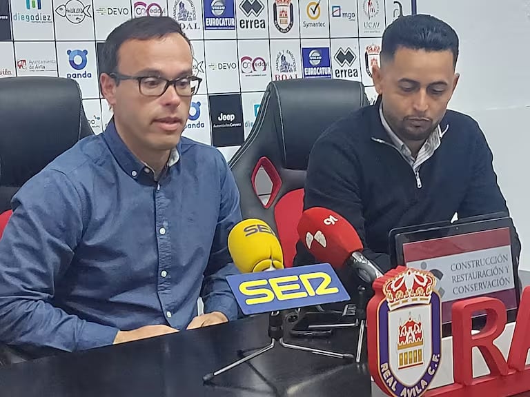 Miguel de la Fuente (i), el día de su presentación con el Real Ávila, junto al director deportivo Joan Farías