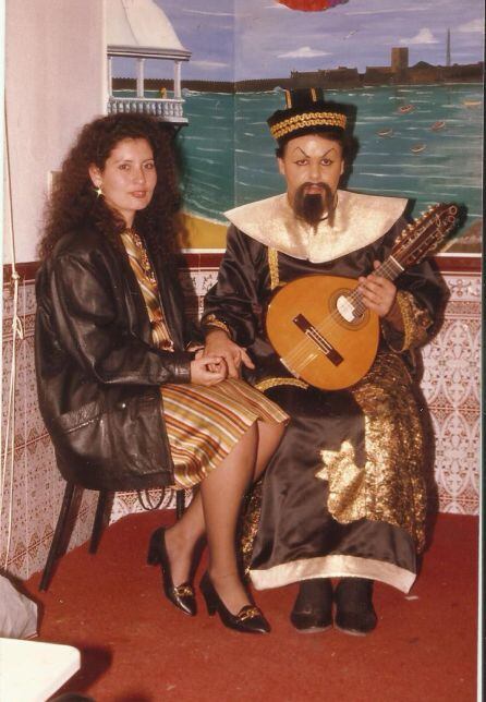 Jesús antes de salir a actuar con el coro 'El Barrio chino'