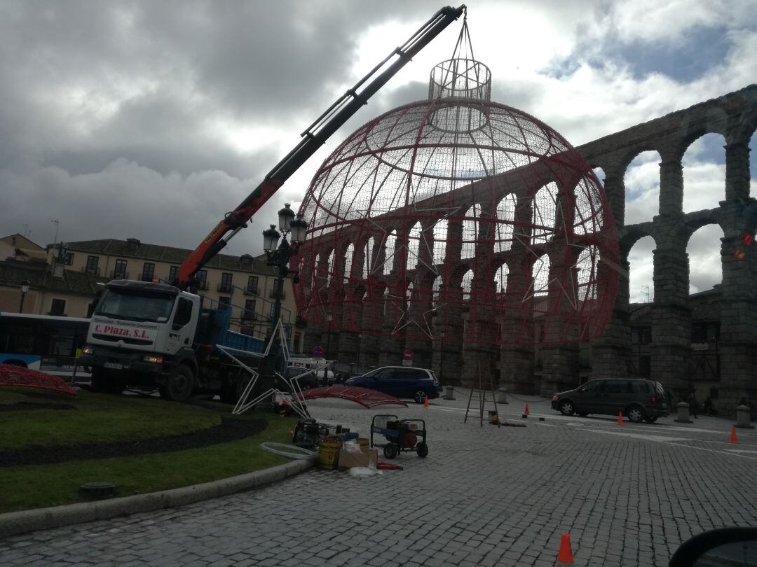 Instalación de la bola de Navidad en la Plaza de Artillería de Segovia 