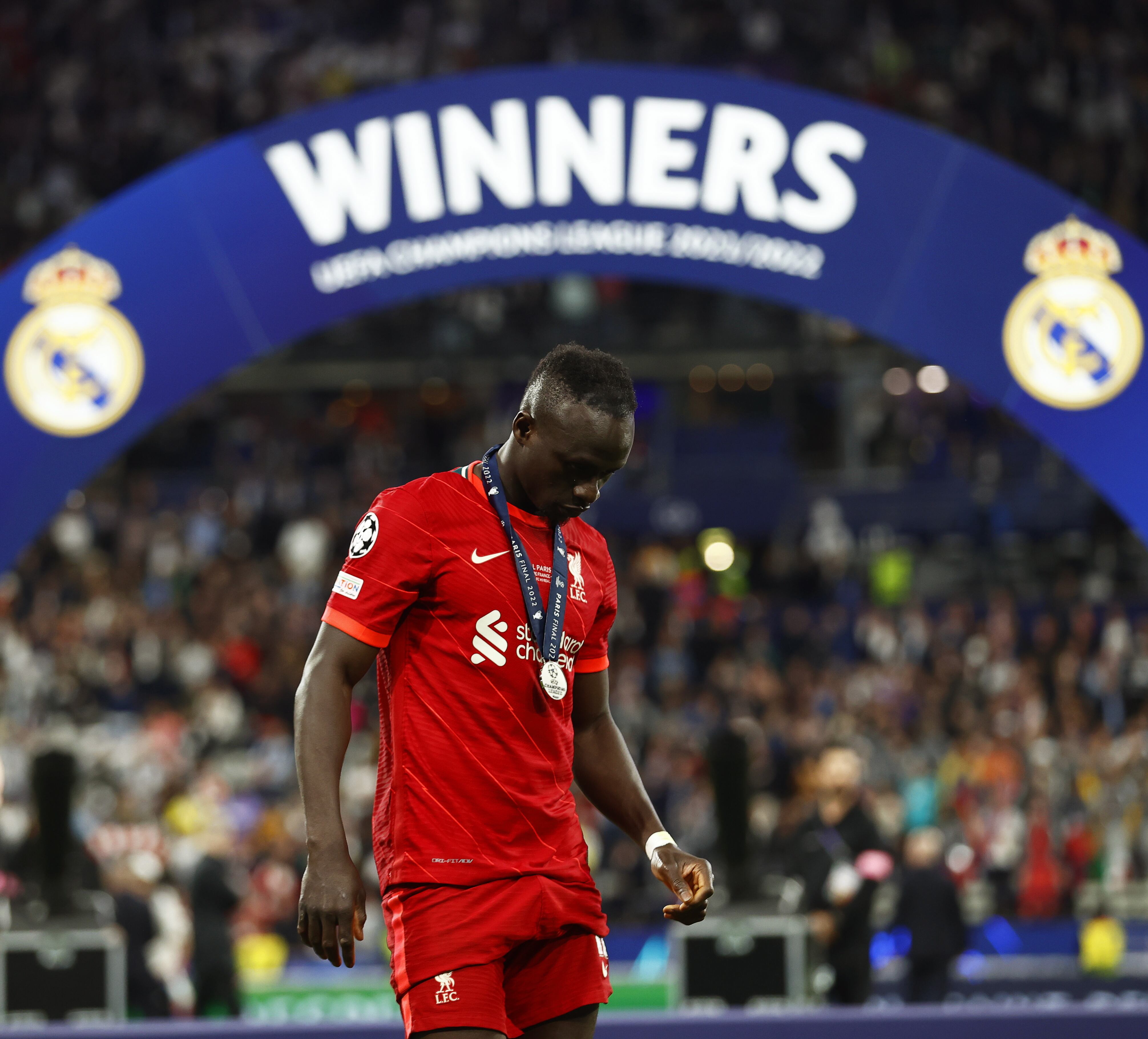 Sadio Mané recoge la medalla de subcampeón de la Champions League tras perder con el Real Madrid