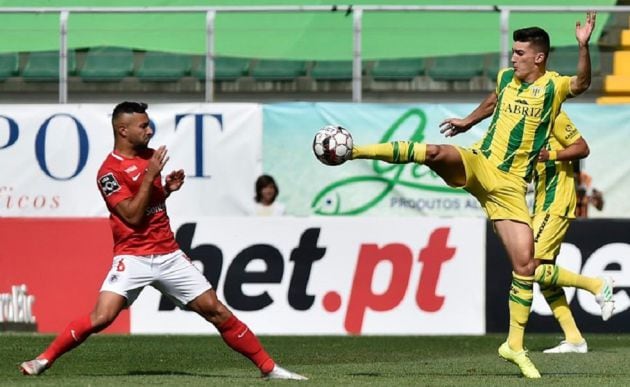 Pepelu en la disputa por un balón con el Tondela