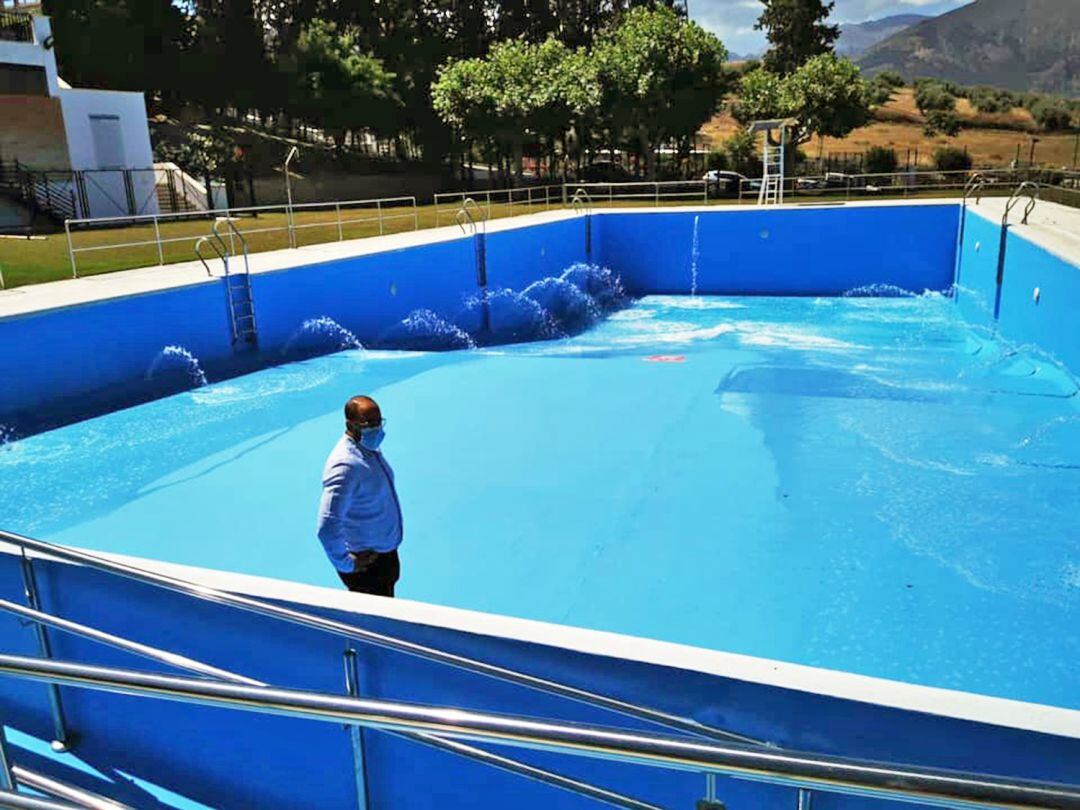 El alcalde de Bedmar y Garcíez, Pablo Ruiz, supervisa los trabajos de acondicionamiento de la piscina municipal