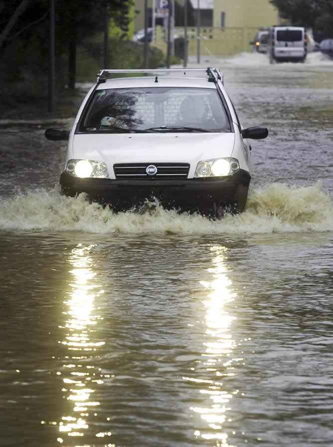 Una calle de la población costera de Roses que ha sufrido el fuerte temporal de mar y lluvia. EFE/Robin Townsend