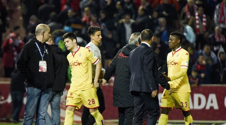 GRA604. GRANADA, 03.03.2016.- Los jugadores del Sporting abandonan el terreno de juego, al término del partido de Liga en Primera División ante el Granada disputado esta noche en el estadio Nuevo los Cármenes. EFE.Miguel Ángel Molina