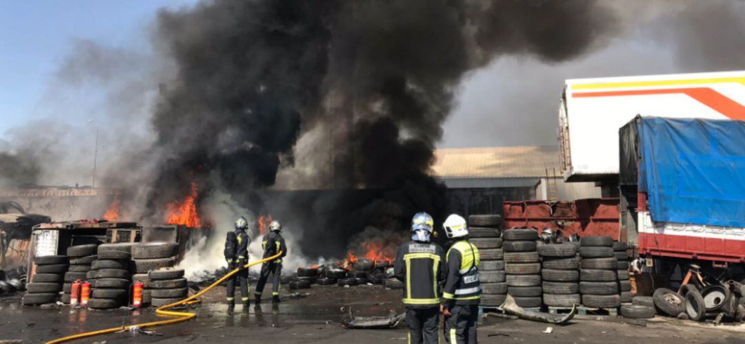 La columna de humo fruto del incendio