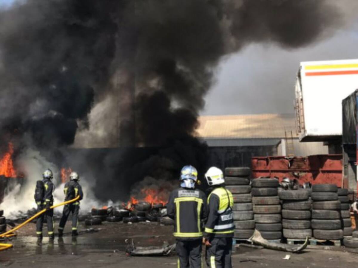 Arde parte de una chatarrería en Leganés