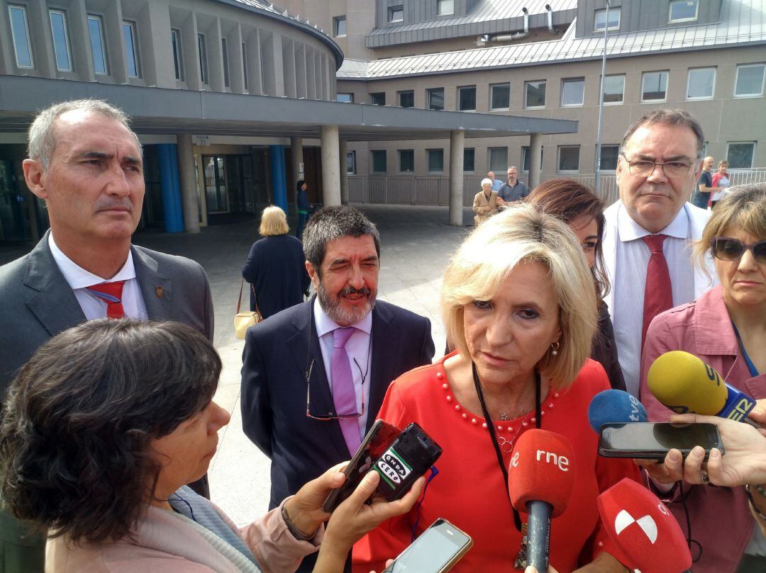 La consejera de Sanidad, Verónica Casado, visita el Centro Asistencial de Segovia, acompañada por el delegado territorial de la Junta, José Mazarías, a la izquierda de la imagen y por algunos de los coordinadores del centro