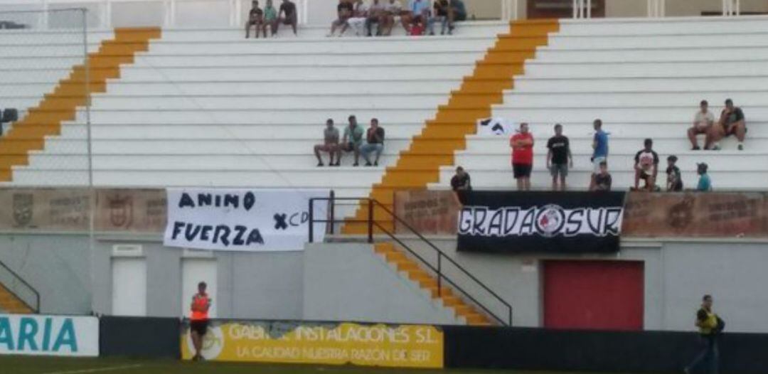 Imagen de aficionados del Xerez en un entrenamiento del equipo