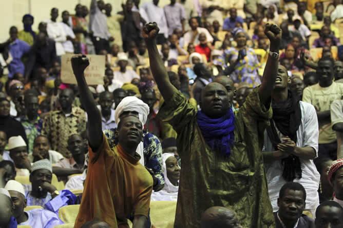 Concentración de ciudadanos malineses en el Palacio de Congresos de Bamako, en el norte del país, la zona donde han anunciado la independencia los rebeldes tuareg