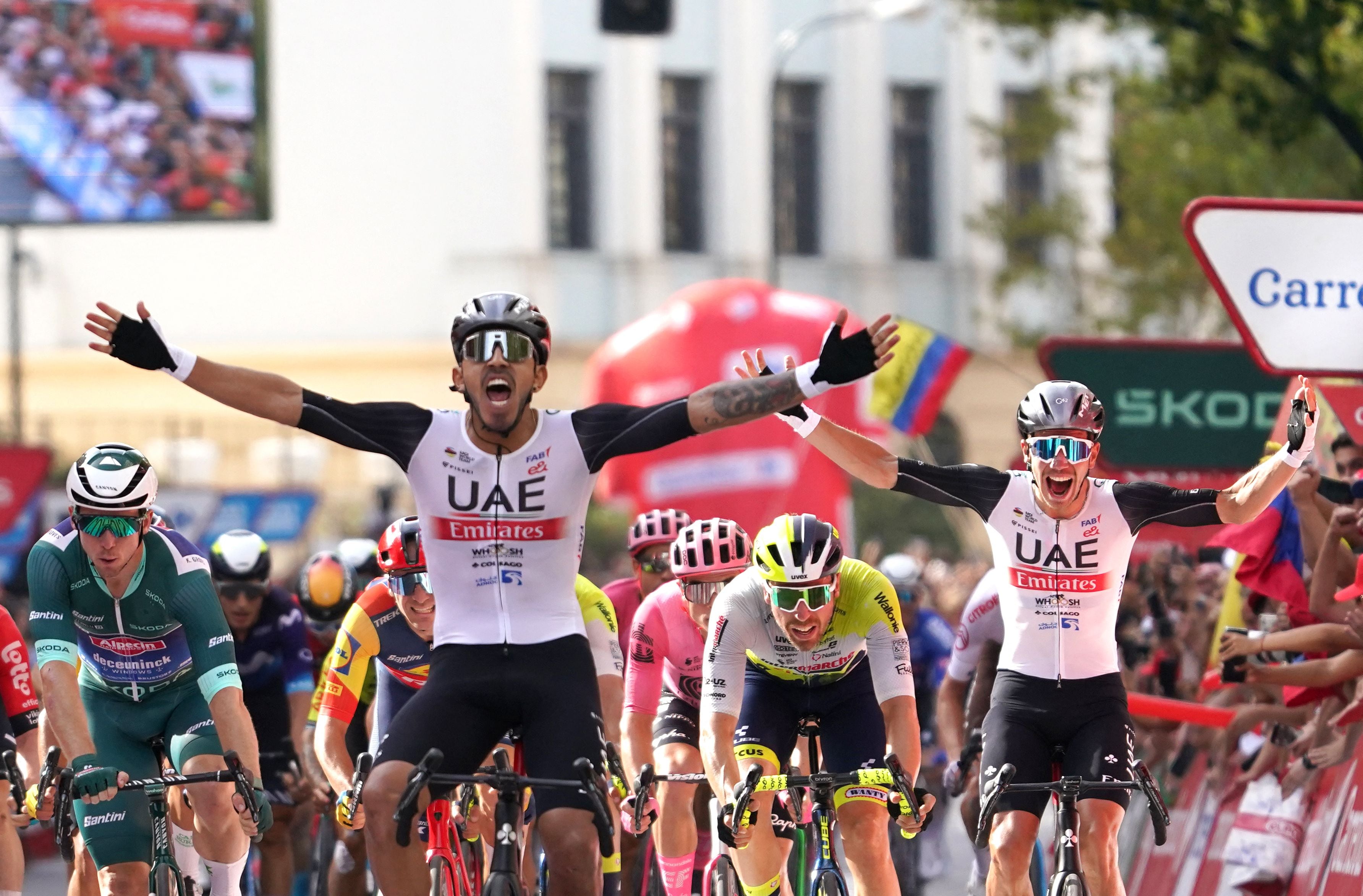 Sebastián Molano celebra su triunfo en la etapa del jueves de La Vuelta. (Photo by CESAR MANSO / AFP) (Photo by CESAR MANSO/AFP via Getty Images)