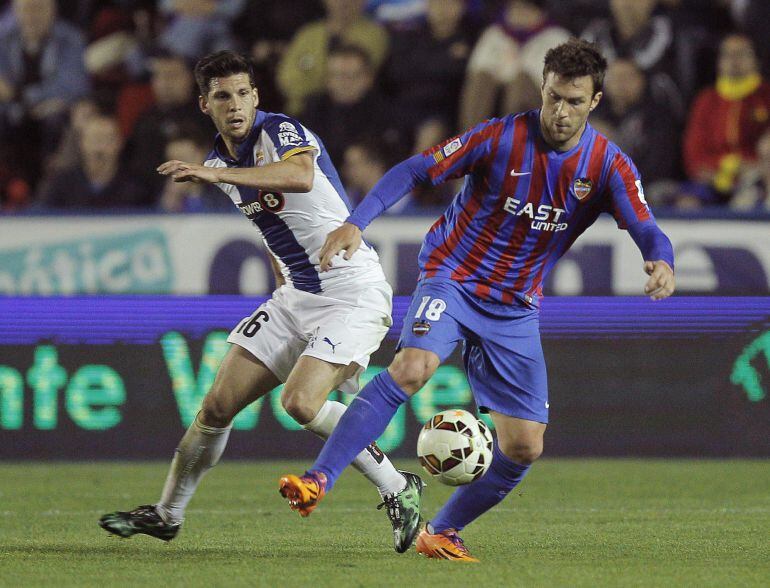 GRA535. VALENCIA, 17/04/2015.- El jugador del Levante UD, Víctor Casadesus (d), disputa un balón al jugador del RCD Espanyol, Javi López, durante el partido de liga correspondiente a la 32 jornada disputado esta noche en el estadio de Ciutat de València. EFE/Manuel Bruque.
