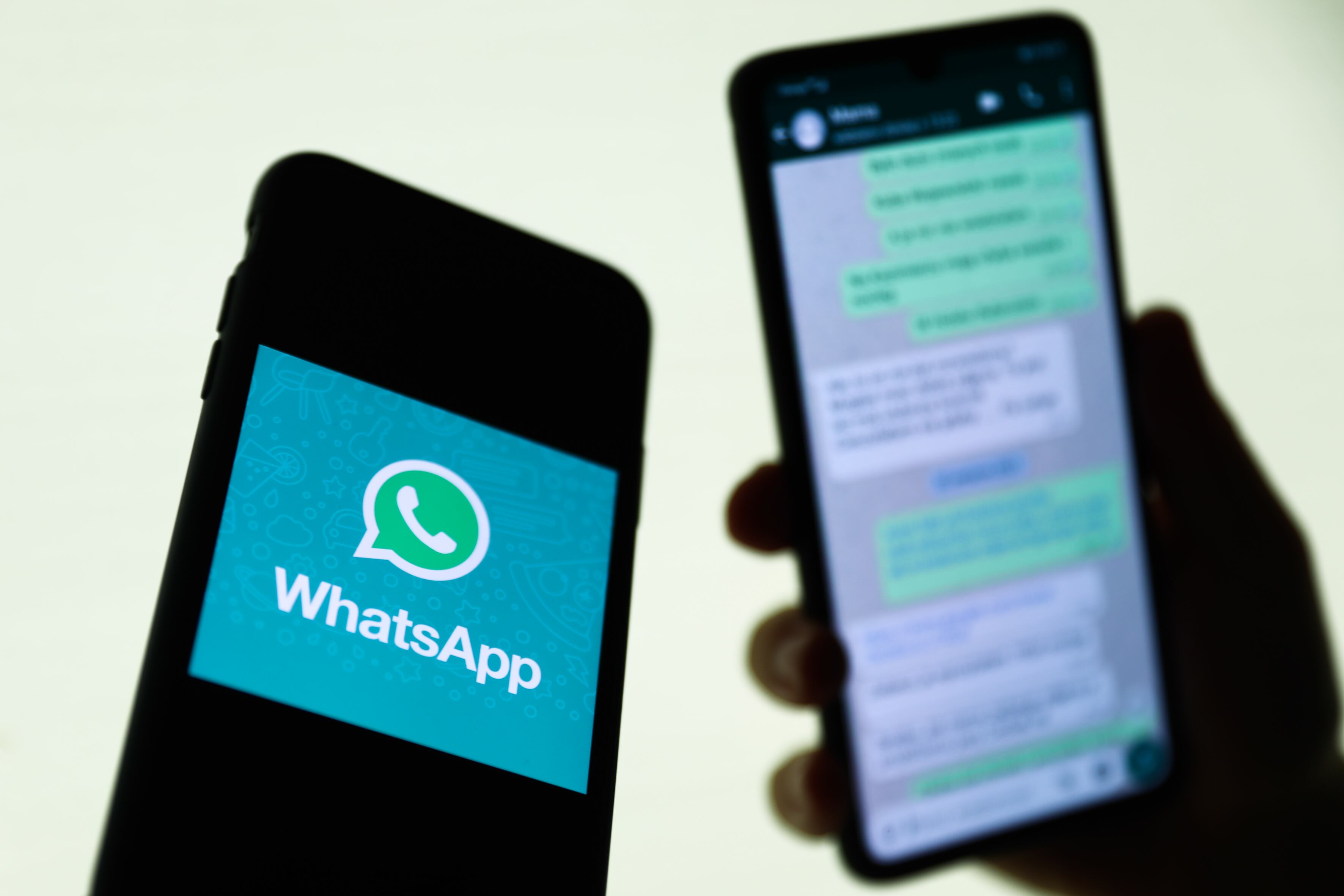 Una persona utilizando WhatsApp en su teléfono móvil