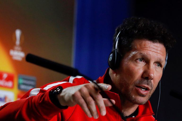  El entrenador del Atlético de Madrid, el argentino Diego Simeone, durante la rueda de prensa ofrecida esta tarde en la víspera del partido de vuelta de semifinales de la Liga Europa que les enfrenta mañana al Arsenal en el estadio Wanda Metropolitano. 