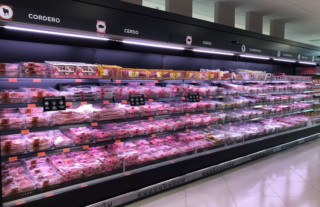 Imagen del pasillo de la carne fresca en un supermercado.