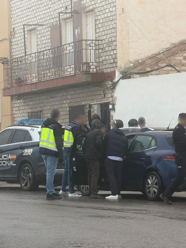 Agentes policiales en el momento de la detención del varón acusado de robo con violencia.