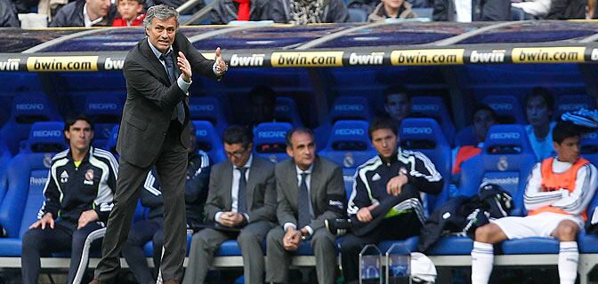 Mourinho da instrucciones a sus jugadores en el partido ante el Zaragoza