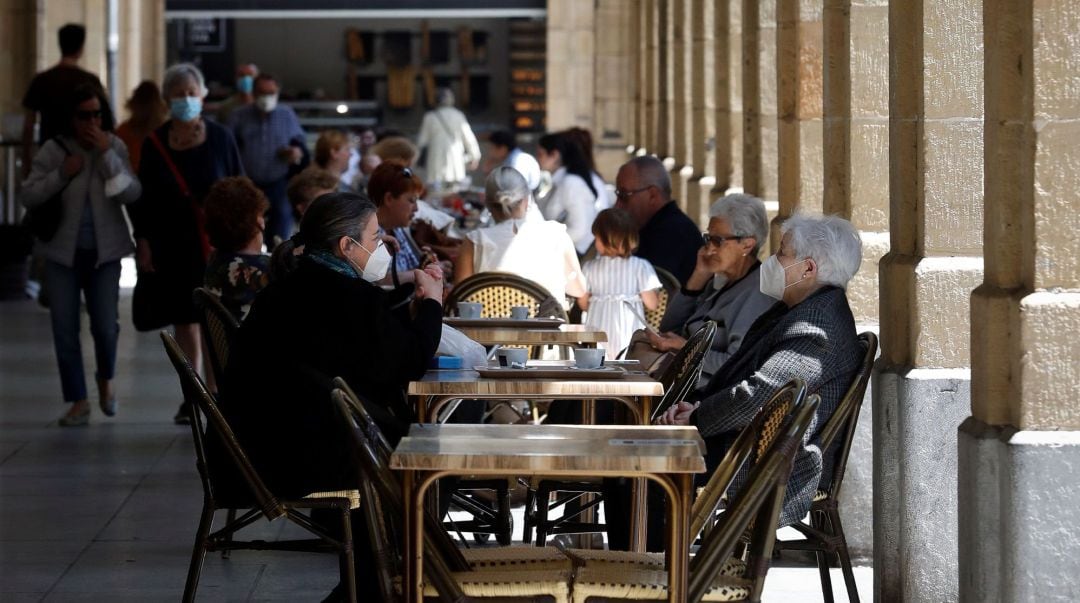 Vista de una terraza en el centro de San Sebastián.