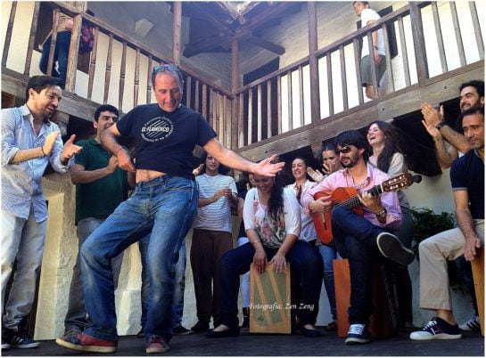 Toni Blanco con algunos de los participantes en las Matinales Flamencas