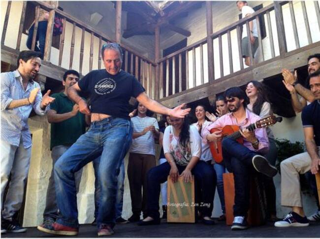 Toni Blanco con algunos de los participantes en las Matinales Flamencas